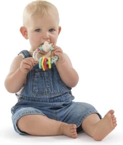 Sophie De Giraf - Rammelaar - Multi Textuur - Op Wit Rode Hangkaart -Babyproducten 1019x1200 1