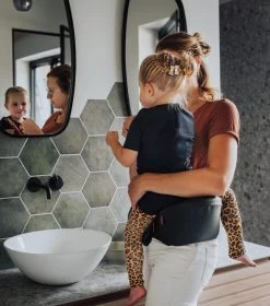 EVE Kids Heupdrager - Baby En Peuter - Heupzitje - Draagzak - Zwart Leer -Babyproducten 1058x1200 1