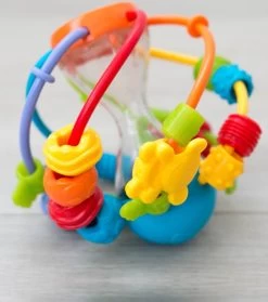 Playgro Speel En Leerbal - Grijp- En Bijtspeelgoed - Klikklak Geluiden - Spiegeltje - Kralen - Cilinder Met Rattelende Ballen -Babyproducten 1061x1200