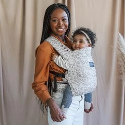 ROOKIE Baby Premium Draagzak- Design Buikdrager - Comfortabel En Ergonomisch - Pasgeboren Babydrager - Peuterdrager - Biologisch Katoen - Super Zacht - Unisex: Voor Mama En Papa (Leoprint Beige) -Babyproducten 1198x1200 17