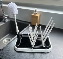 Nevi Afdruiprek Met Lekbak - Afdruipmat Voor 10 Flessen - Opvouwbaar Droogrek Babyfles - Inclusief Afwasborstel -Babyproducten 1200x1115 20