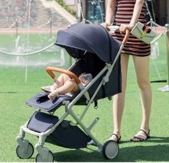 WOOSH New Buggy - Sand / Black - One Hand Folding - 3 Slaapstanden - Wandelwagen Tot 25 Kg - Regenhoes - Bekerhouder - Muggennet -Babyproducten 1200x1154 4