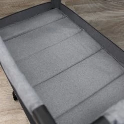 Deryan Luxe Campingbed Compleet - 120x60cm - Bodemverhoger - Verschoonblad - Opbergmand - Grijs -Babyproducten 1200x1200 1637