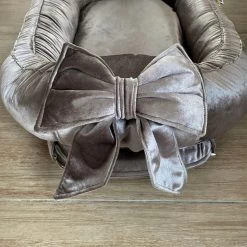 Wazzhappening - Babynestje - Velvet - Taupe - Strik - Handgemaakt - Luxury Velvet - Bruin/grijs -Babyproducten 1200x1200 2642