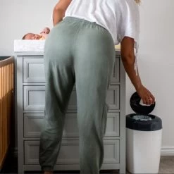 Tommee Tippee Simplee Sangenic Luieremmer, Milieuvriendelijker Systeem, Inclusief 1 Navulcassette Met Duurzaam Geproduceerde Antibacteriële GREENFILM, Grijs -Babyproducten 1200x1200 3449