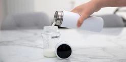 Nûby - RapidCool™ - Maak De Perfecte Flesvoeding Voor Je Baby - Flessenkoeler - Inclusief Melkpoederdispenser En Digitaal Deksel - Wit -Babyproducten 1200x594 1