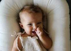 Tubudu Baby Snuggle® Organisch Babynestje - Inclusief Gratis Draagtas En Tencel Cover - Luxe Baby Lounger - Kraampakket - Natuurlijk Materiaal - Wit -Babyproducten 1200x861 8