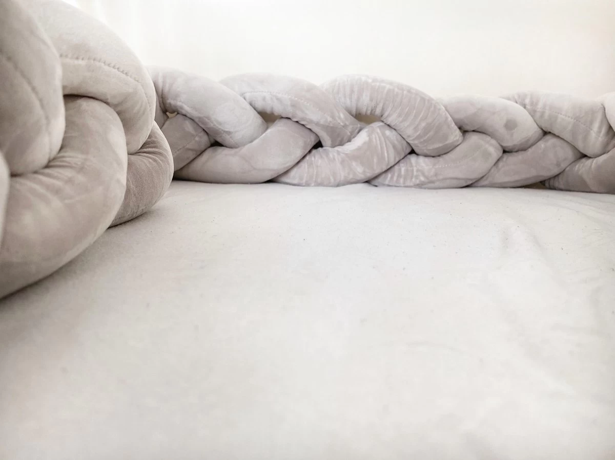 IL BAMBINI Gevlochten Baby Bed Bumper Treccia - Bedomrander - Box Omrander - Hoofdbeschermer - Boxrand - Bedbumper - Stootrand - Boxomrander - (3 Meter) Grijs 4 IL BAMBINI Gevlochten Baby Bed Bumper Treccia - Bedomrander - Box Omrander - Hoofdbeschermer - Boxrand - Bedbumper - Stootrand - Boxomrander - (3 Meter) Grijs - Afbeelding 2