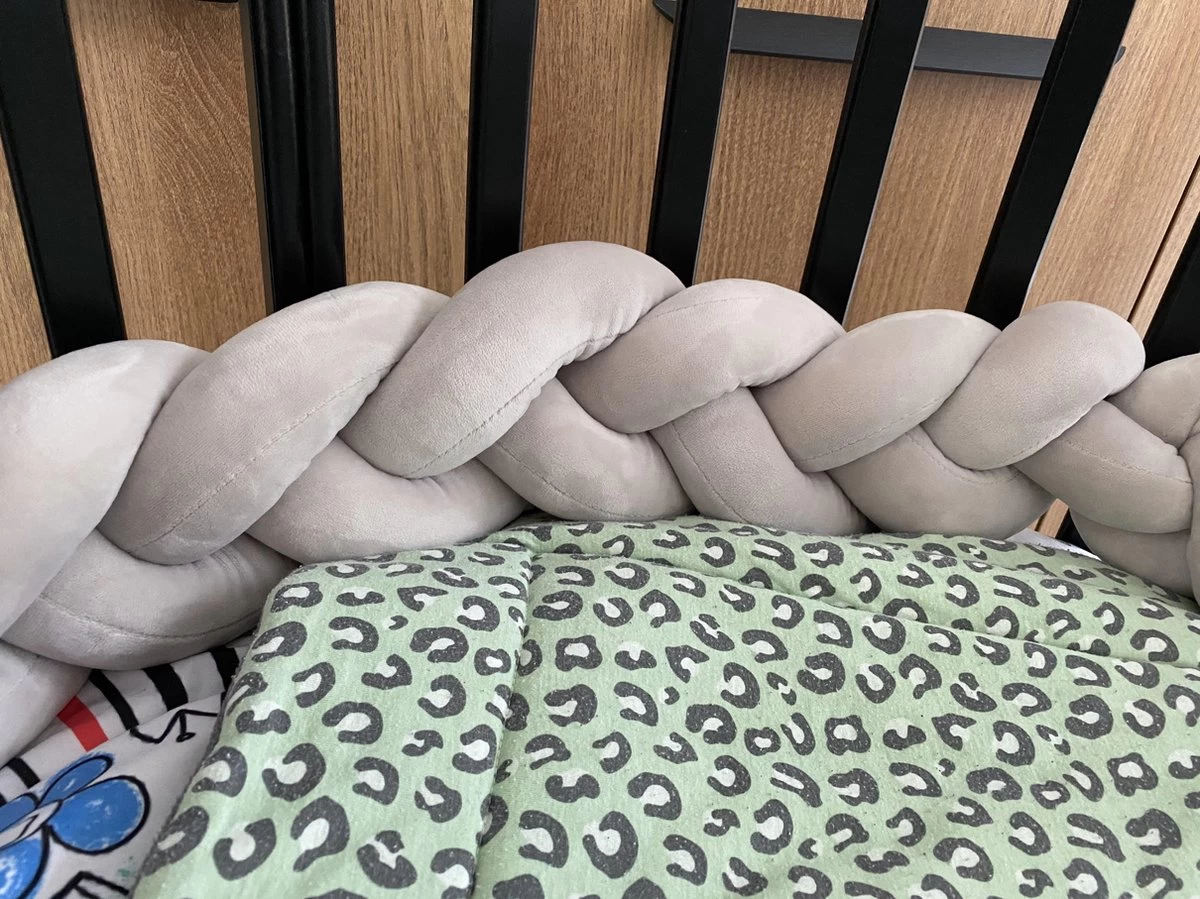 IL BAMBINI Gevlochten Baby Bed Bumper Treccia - Bedomrander - Box Omrander - Hoofdbeschermer - Boxrand - Bedbumper - Stootrand - Boxomrander - (3 Meter) Grijs 6 IL BAMBINI Gevlochten Baby Bed Bumper Treccia - Bedomrander - Box Omrander - Hoofdbeschermer - Boxrand - Bedbumper - Stootrand - Boxomrander - (3 Meter) Grijs - Afbeelding 4