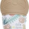 Itzy Ritzy - Itzy Mitt™ - Baby Bijtwant - Beige Luiaard -Babyproducten 671x1200
