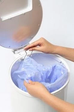 DiaperPail - Clear White - Luieremmer Met Speciale Luiersluis - Werkt Met Normale Vuilniszakken - Luxe Luieremmer - Geen Speciale Cassettes - Geen Geurtjes - Makkelijk Schoon Te Maken - Is Gemaakt Van Aluminium -Babyproducten 798x1200 16