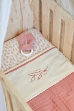 Jollein Baby Laken Ledikant 120x150cm Meadow - Rosewood 28 Jollein Baby Laken Ledikant 120x150cm Meadow - Rosewood -Babyproducten 799x1200 129