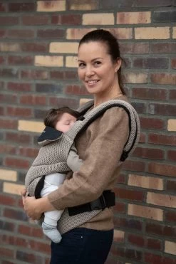 Dooky Ergonomische Draagzak Urban Comfort Beige Desert -Babyproducten 800x1200 122