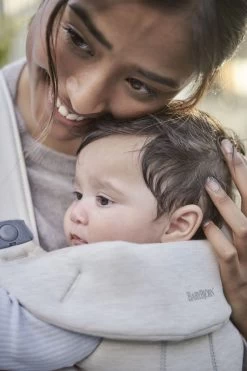 BabyBjörn Draagzak Mini - 3D Jersey - Lichtbeige -Babyproducten 800x1200 129