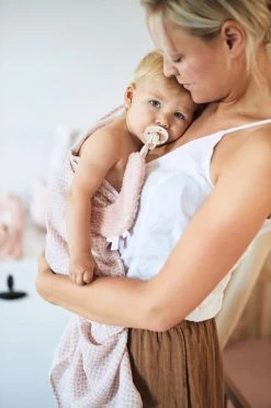 Jollein Speendoekje Moon - Pale Pink -Babyproducten 800x1200 180