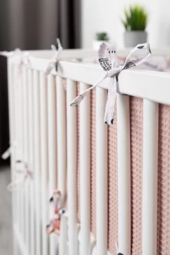 Sensillo Baby Bedbumper - Bedomrander - Anti Stootrand Ledikant - Bed Zijbeschermers - 180x30cm - Wafel Roze Vosjes -Babyproducten 800x1200 258