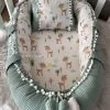 Jaju Baby - Babynestje En Hoofdkussen - Organische Katoen - Antibacterieel Babynestje - Anti-Allergisch Babynestje - Groen En Gazelle Patroon - 74 X 40 Cm -Babyproducten 800x1200 455