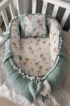 Jaju Baby - Babynestje En Hoofdkussen - Organische Katoen - Antibacterieel Babynestje - Anti-Allergisch Babynestje - Groen En Gazelle Patroon - 74 X 40 Cm