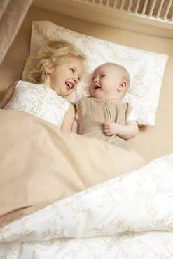 Meyco - Dekbedovertrek Ledikant - Branches - Sand - 100x135cm -Babyproducten 800x1200 482