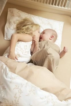 Meyco - Dekbedovertrek Ledikant - Branches - Sand - 100x135cm -Babyproducten 800x1200 483