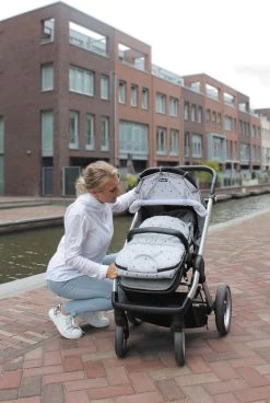 Dooky Universal Cover Zonnescherm Kinderwagen - Light Grey Crowns -Babyproducten 806x1200 2