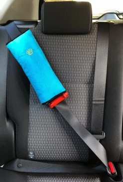 3D Blauwe Gordelkussen Of Slaapkussen Als Reiskussen In De Auto. Dit Kussen Is De Beschermer Van Riem/Gordel, Nek, Hoofd En Kind Bij Het Slapen 16 3D Blauwe Gordelkussen Of Slaapkussen Als Reiskussen In De Auto. Dit Kussen Is De Beschermer Van Riem/Gordel, Nek, Hoofd En Kind Bij Het Slapen -Babyproducten 810x1200 2