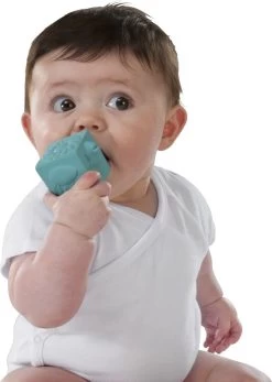 Sophie De Giraf - So Pure - Ballen En Blokken -Babyproducten 855x1200 1