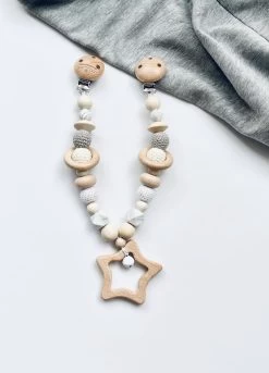 Wagenspanner Ster - Baby Wagenspanner Hout - Vrolijke Kinderwagenspanner - Eenvoudig Te Bevestigen - Kraamcadeau Voor Jongens En Meisjes - Completebabyuitzet - Baby Cadeau 10 Wagenspanner Ster - Baby Wagenspanner Hout - Vrolijke Kinderwagenspanner - Eenvoudig Te Bevestigen - Kraamcadeau Voor Jongens En Meisjes - Completebabyuitzet - Baby Cadeau -Babyproducten 865x1200 2