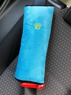 3D Blauwe Gordelkussen Of Slaapkussen Als Reiskussen In De Auto. Dit Kussen Is De Beschermer Van Riem/Gordel, Nek, Hoofd En Kind Bij Het Slapen 14 3D Blauwe Gordelkussen Of Slaapkussen Als Reiskussen In De Auto. Dit Kussen Is De Beschermer Van Riem/Gordel, Nek, Hoofd En Kind Bij Het Slapen -Babyproducten 899x1200 16