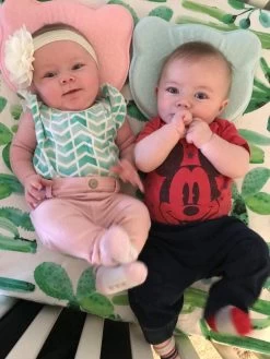 Baby IQ Orthopedisch Baby Hoofdkussen – Traagschuim – Tegen Plat Achterhoofd – Kraamcadeau –Roze – Incl Bandana Slabber -Babyproducten 900x1200 59