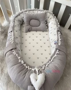 SNS Baby - Babynestje En Hoofdkussen - Organische Katoen - Antibacterieel Babynestje - Anti-Allergisch Babynestje - Grijs En Muis Patroon - 74 X 40 Cm